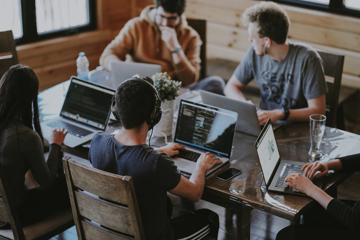 Un equipo comparte su jornada de trabajo alrededor de una mesa